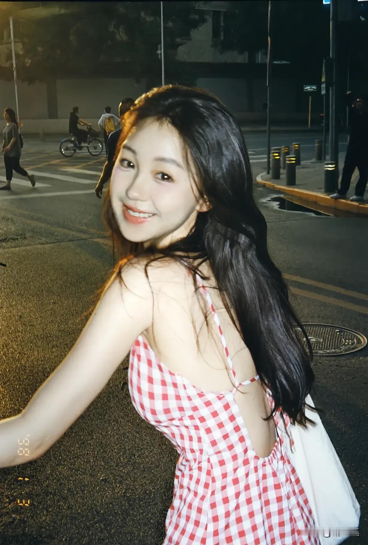 夜晚街头的甜美少女，红白格子裙，微笑动人