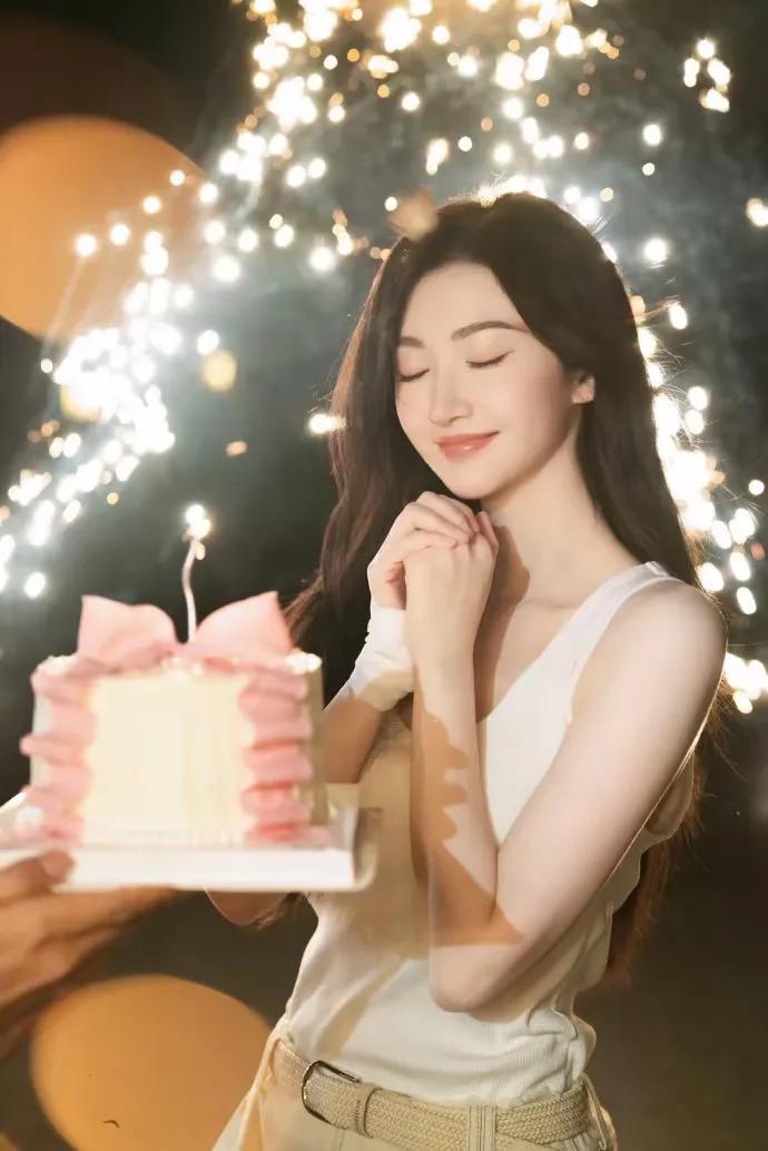 景甜37岁生日，穿白色背心温柔可亲！7月21日，景甜迎来37岁生日，她在社交平