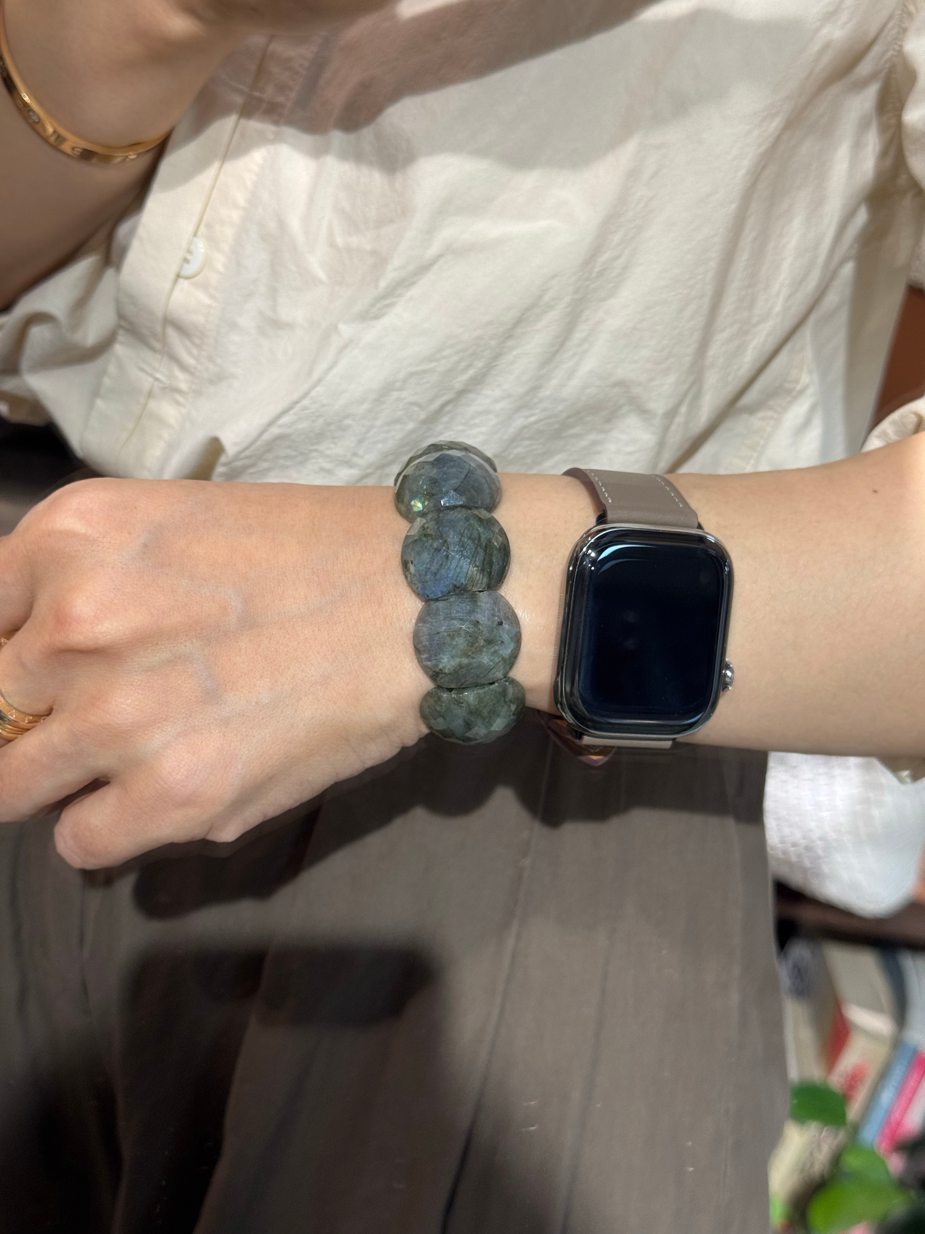 挖到宝了，在店里翻到一串18年前花重金买来的月光石手排～赶紧拿给隔壁玉石店老