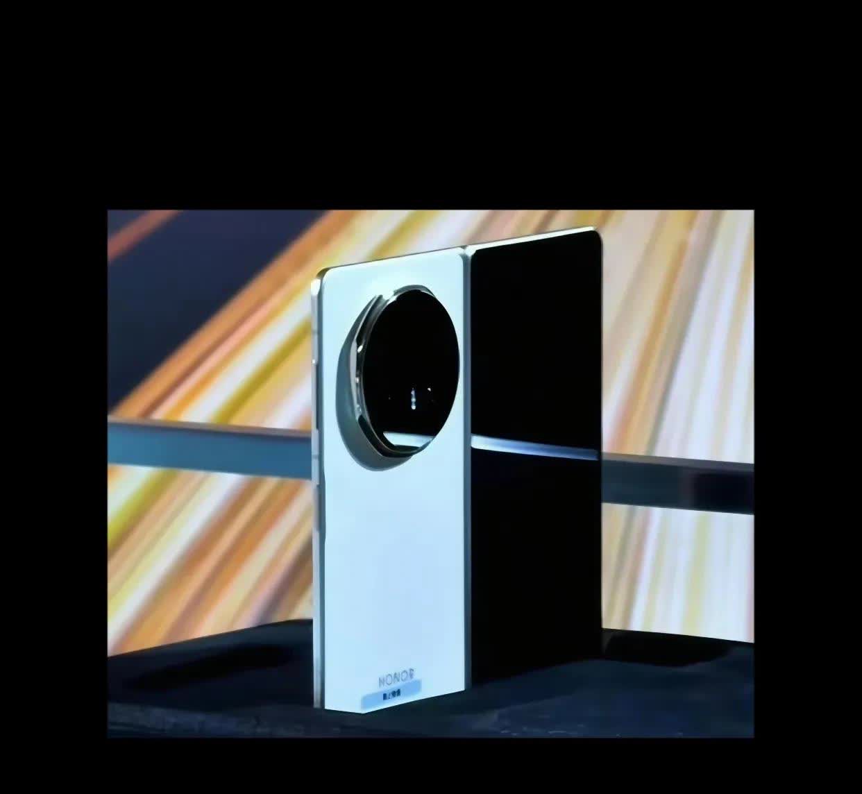 荣耀MagicV5真机曝光Deco延续寰宇八边的设计，但面积明显比