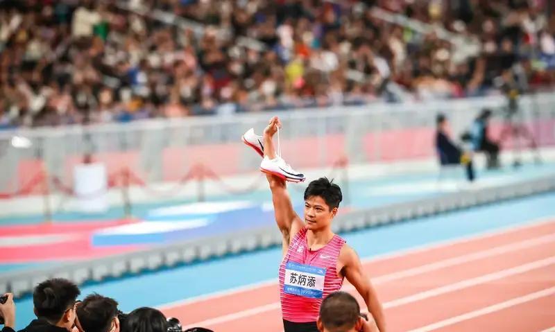 别再死磕100米了。莱尔斯在200米弯道划开空气，19秒53。他盯着博尔特