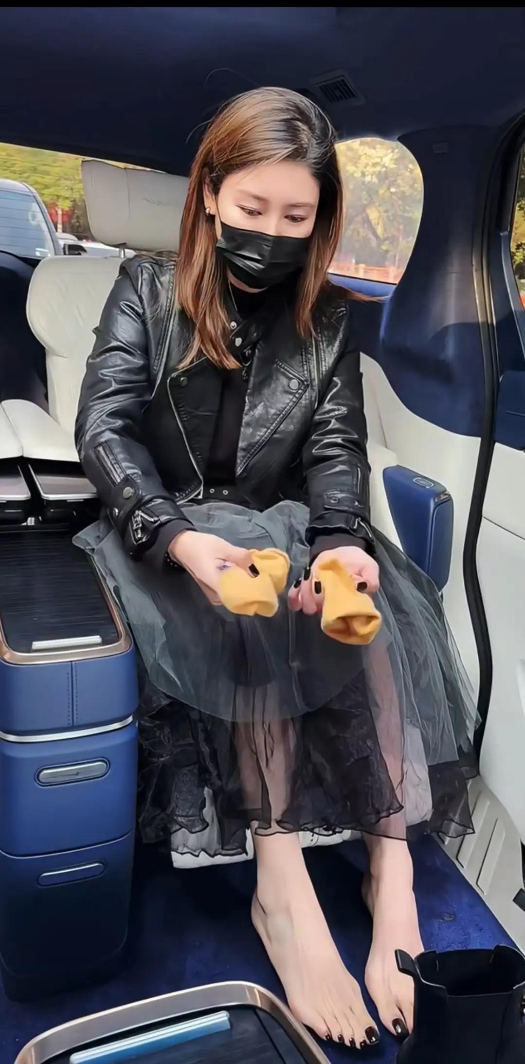 不管优不优雅了，脱了袜子，光脚凉快凉快。