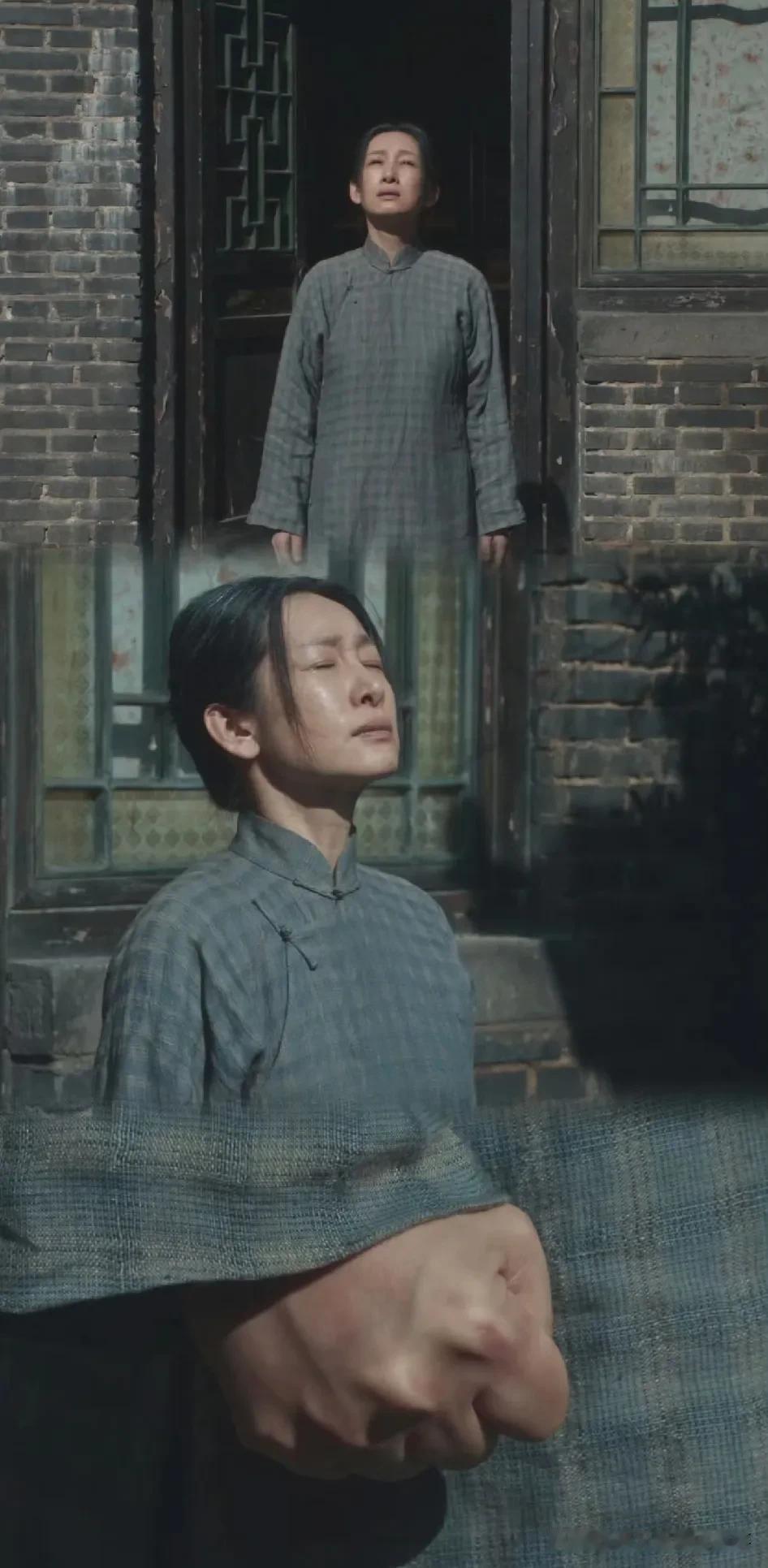 《生万物》这结局看得人心里堵得慌——费家嫂子端着那碗毒粥时，到底是清醒着，还是早
