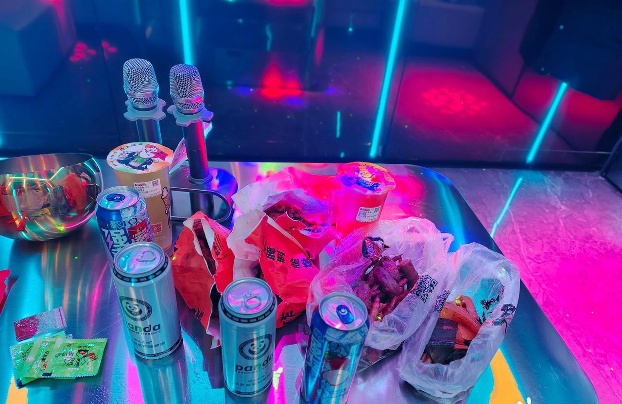 乌鲁木齐现在的KTV真的玩不成，那些个女的长得一个比一个成熟，总的来说就是，5