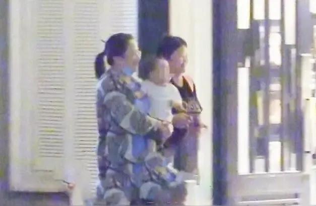 近日，赵丽颖被拍到带儿子想想现身北京某公园，素颜扎丸子头穿牛仔外套，清瘦背影宛如