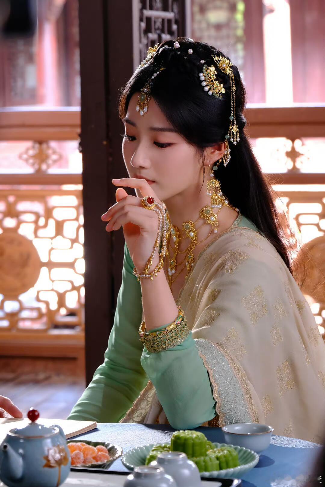 卢昱晓异域风的明舒好美😭每一张都相当封面的程度卢昱晓｜​​​
