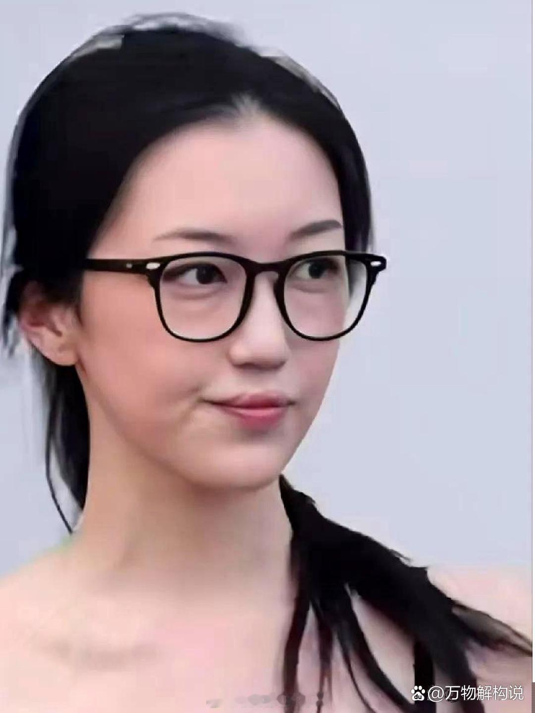 看了李嫣的嘴唇，我特地问了搞医学的表舅，她的唇腭裂会不会传给下一代，没想到表舅白了我一眼说：这事确实