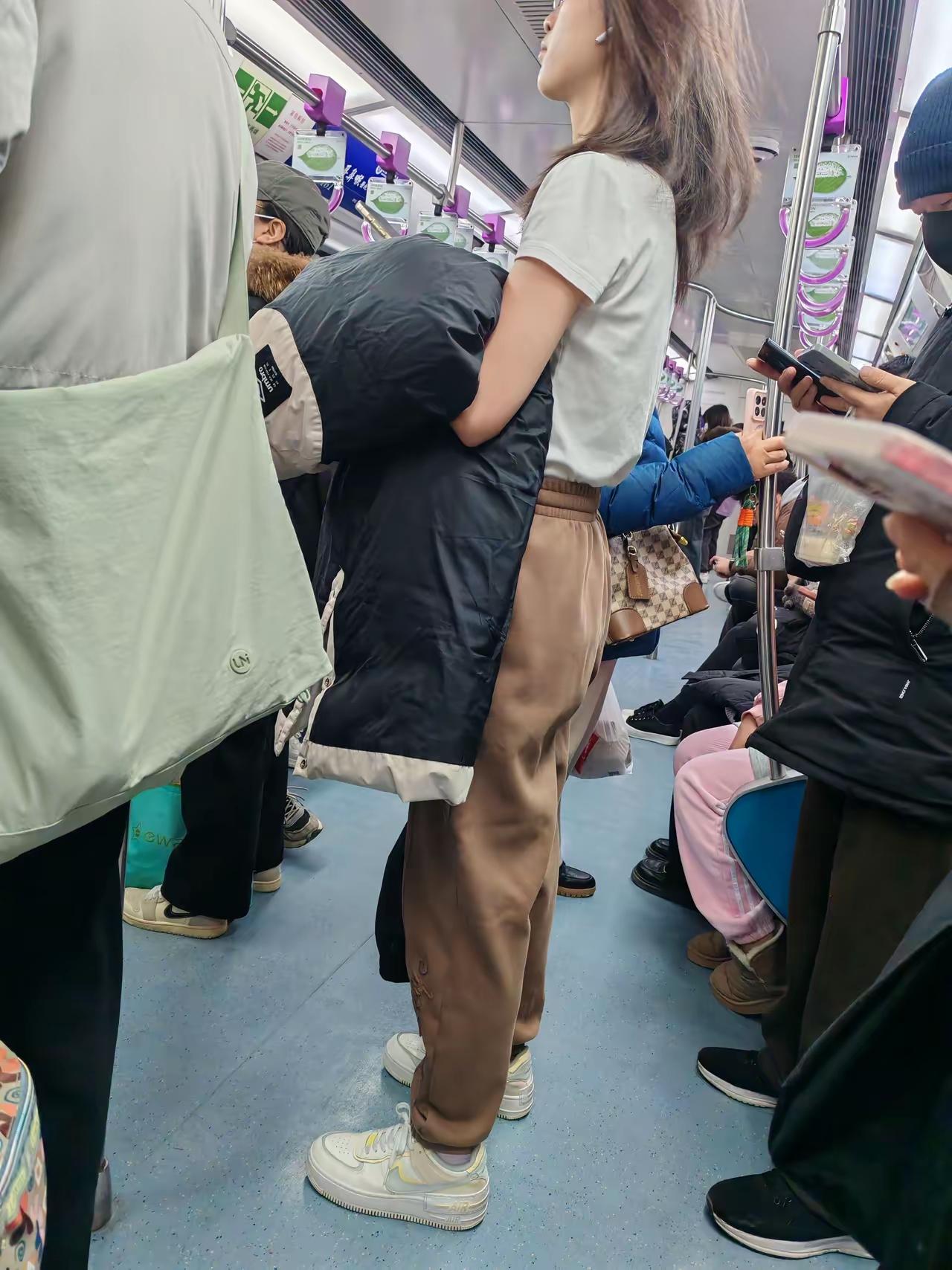 上班地铁上碰见一牛人，什么也不扶，居然稳稳当当的[赞]