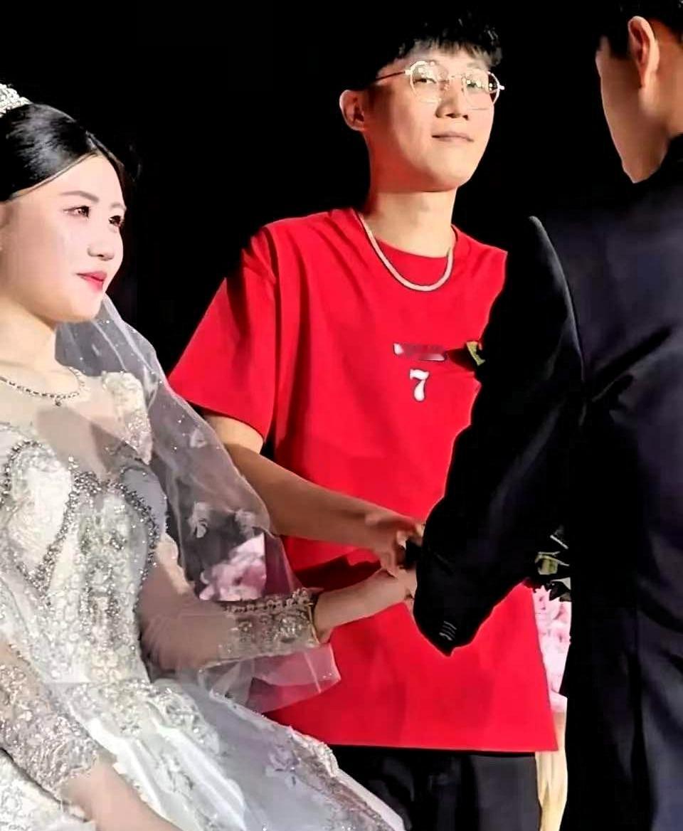 其实大家一直都忽略了一件事。那就是这位41岁的"冻龄岳父"之所以火，根本不是因为
