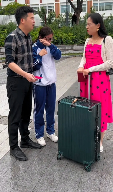 女儿急了，爸妈离婚，妈妈临走时，爸爸跪求妻子复婚吧！给孩子一个完整的家，妻子说：