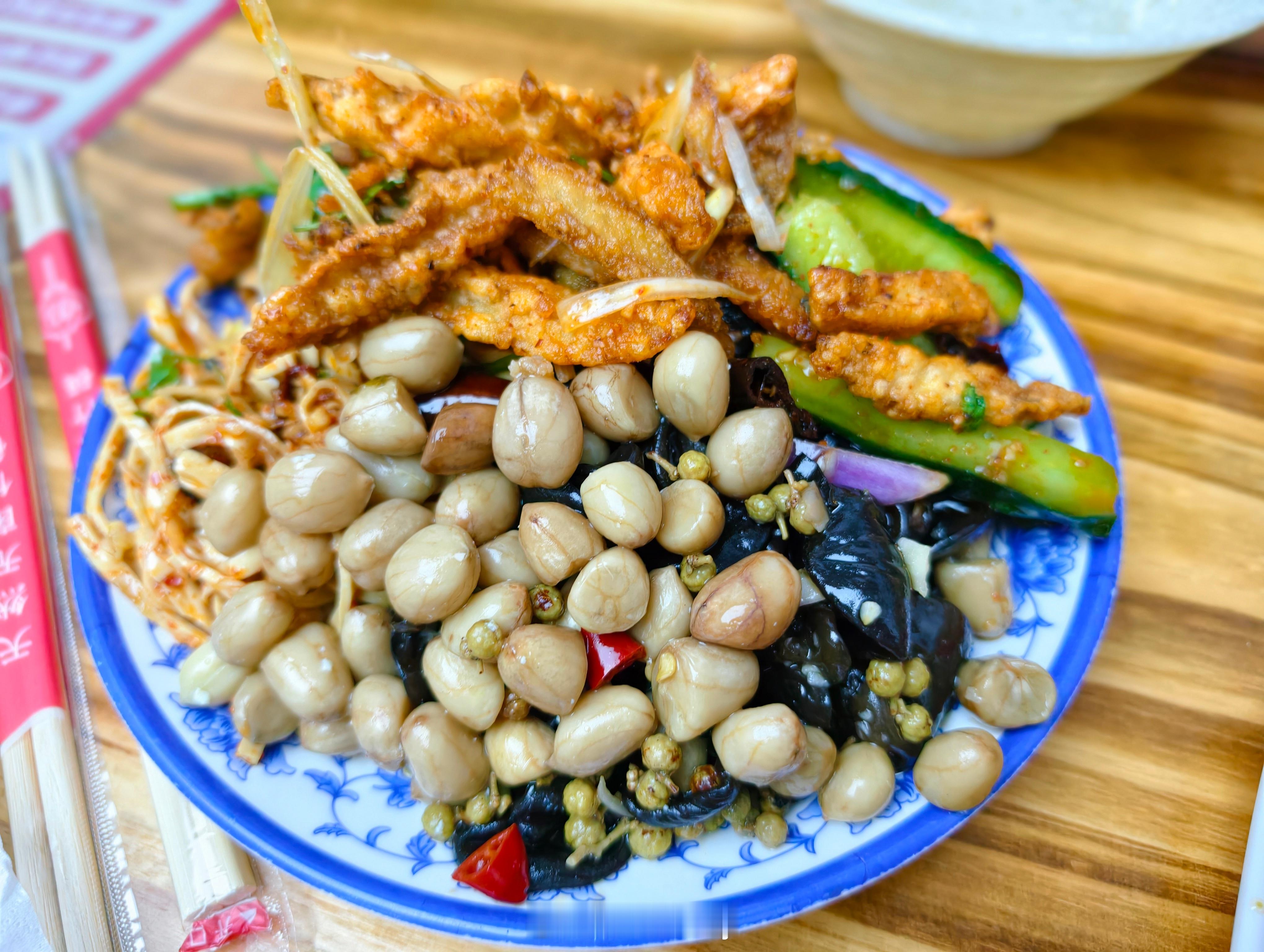 晚上吃的是面食“狗舌头”就是形状比较像狗舌头一样的面皮刚进去点凉菜阿姨说他们家的