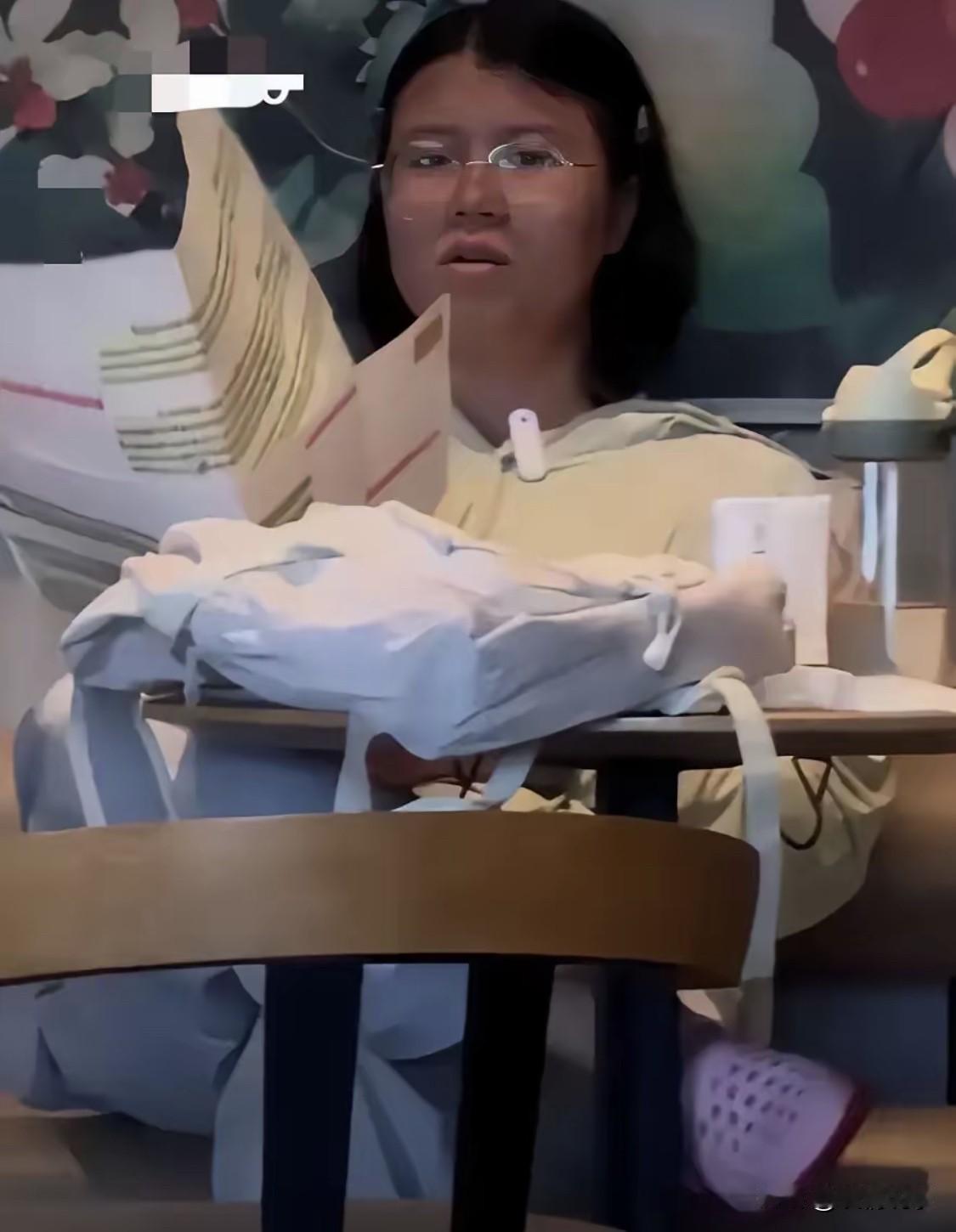 相由心生，果然是有说法的。海口这女子把星巴克当成了自己家的自习室，独霸一个餐