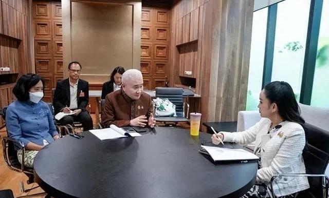 佩通坦虽暂停了总理职务，但在文化部长位置上，还是干得有声有色的。这不，7月23
