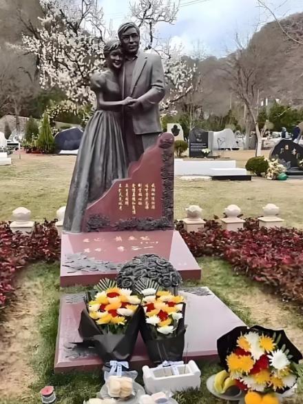 这是李谷一老师和她丈夫萧卓能的夫妻双墓。有人不明白，为啥李谷一老师还活着，就在已