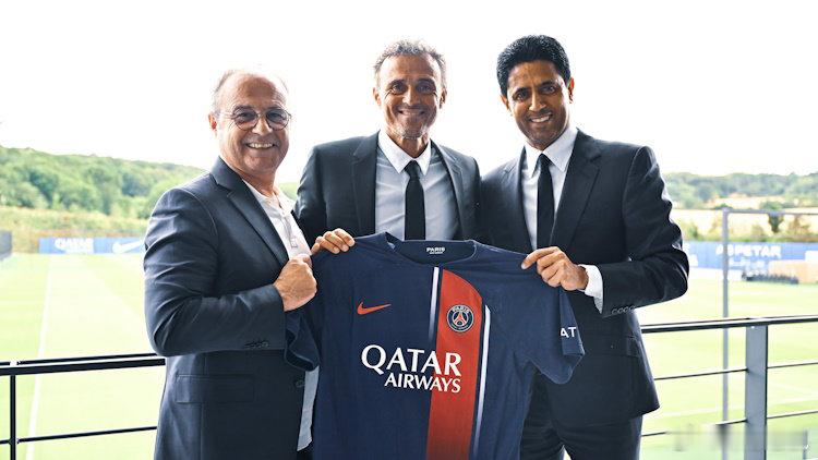 【竞技方面退居二线，交给专业人士】《队报》：巴黎主席纳赛尔这两年逐步退出俱乐部的