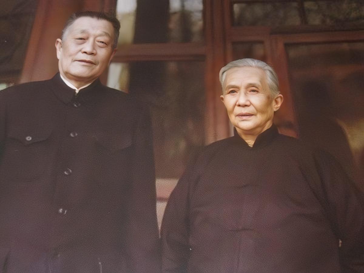 蒙哥马利元帅访问中国，周总理设宴招待，陪同的有陈毅元帅，还有杜聿明。周总理介绍杜