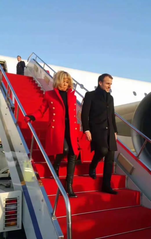 马克龙谈百亿生意，72岁老婆却抢镜？这老太太真绝了！最近马克龙又来中国了，这