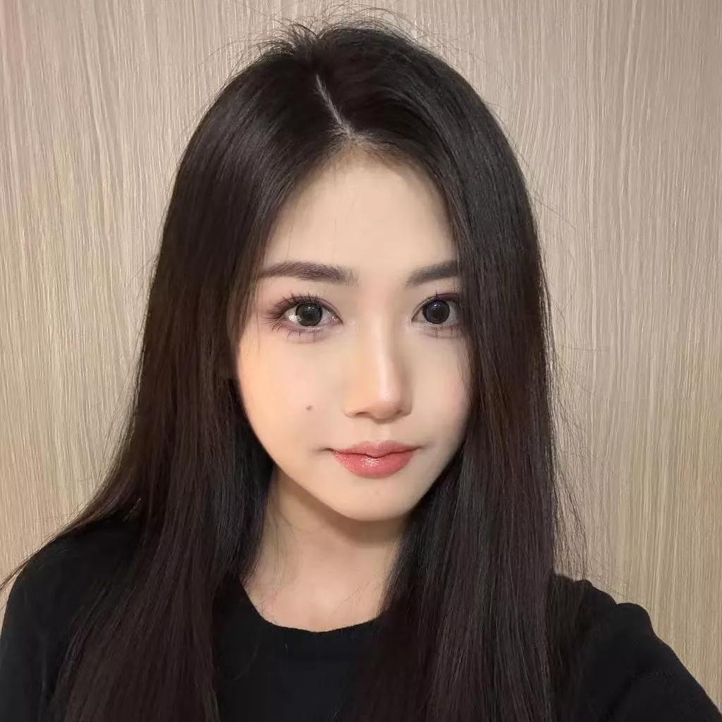 温柔甜美的少女，黑发飘飘，妆容精致，自然动人。自然清新美少女温柔美少女温柔白