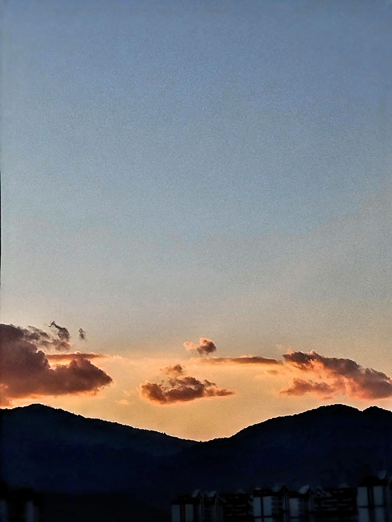 冬日生活打卡季夕阳西下，云海翻滚，山峦起伏，美不胜收。这景色不错，风云变幻瞬间