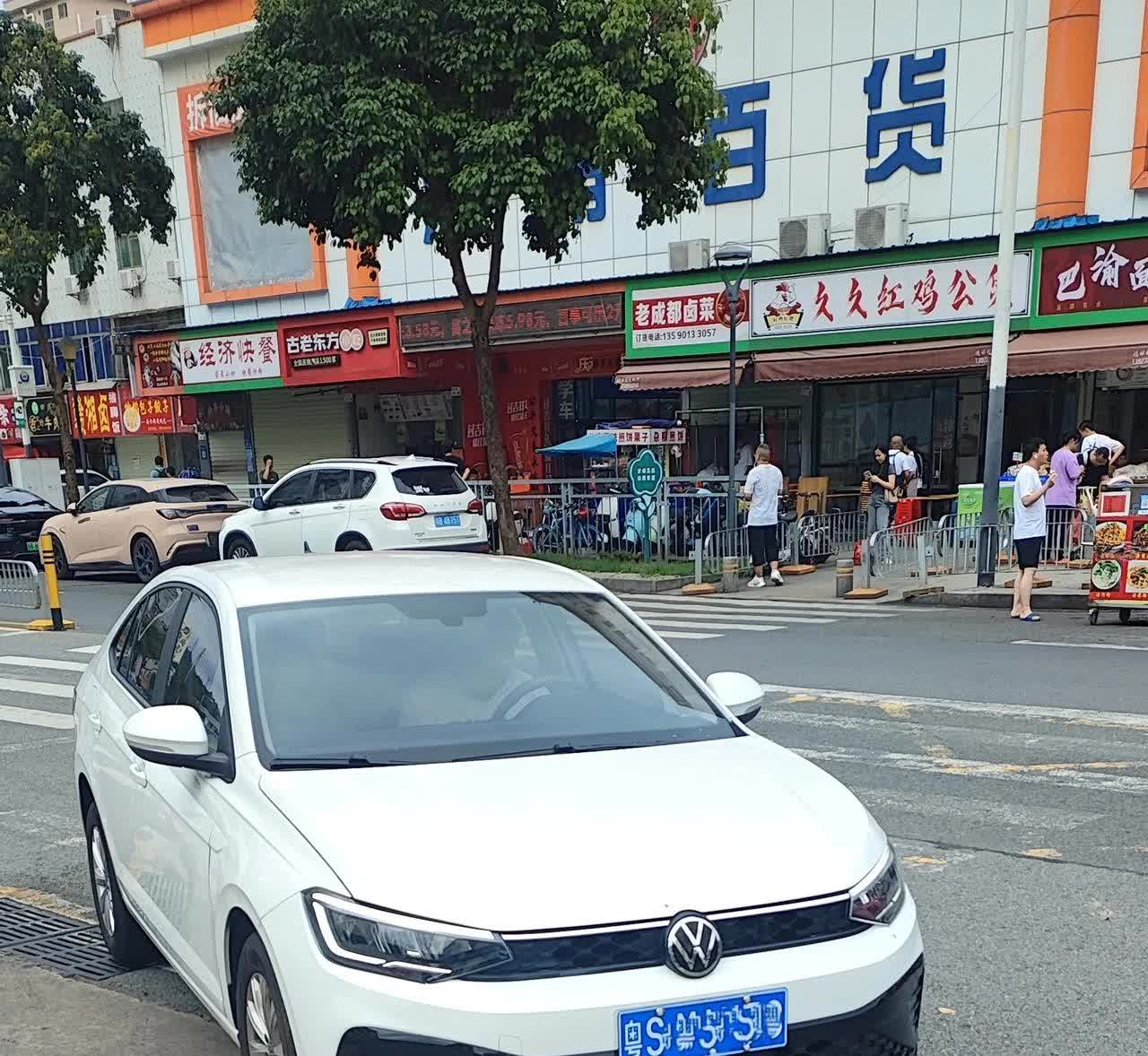 表叔今年年初的时候买了一台上汽大众朗逸XR，一开始我看了很久没反应过来这是大众哪