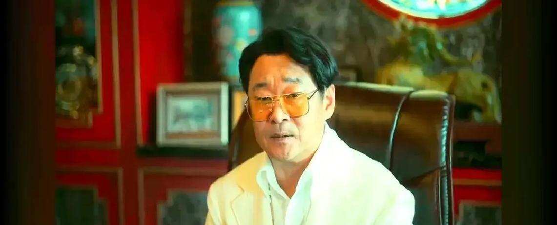 王景春演的吴国豪在《人之初》最后一集崩溃跪地，原来他恨了半辈子的张若昀竟是他亲儿