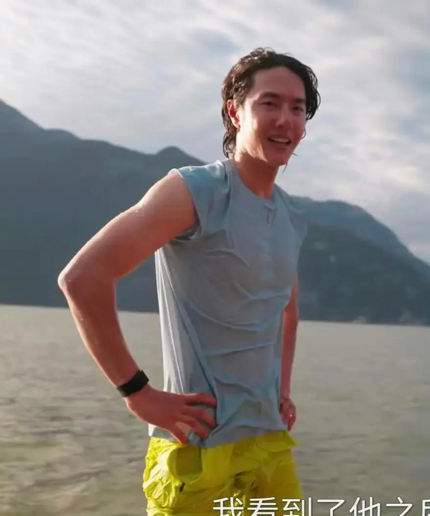 王一博，在镜头前穿上了一条晃眼的大黄裤衩。你别笑。这不是失误，而是一次精准