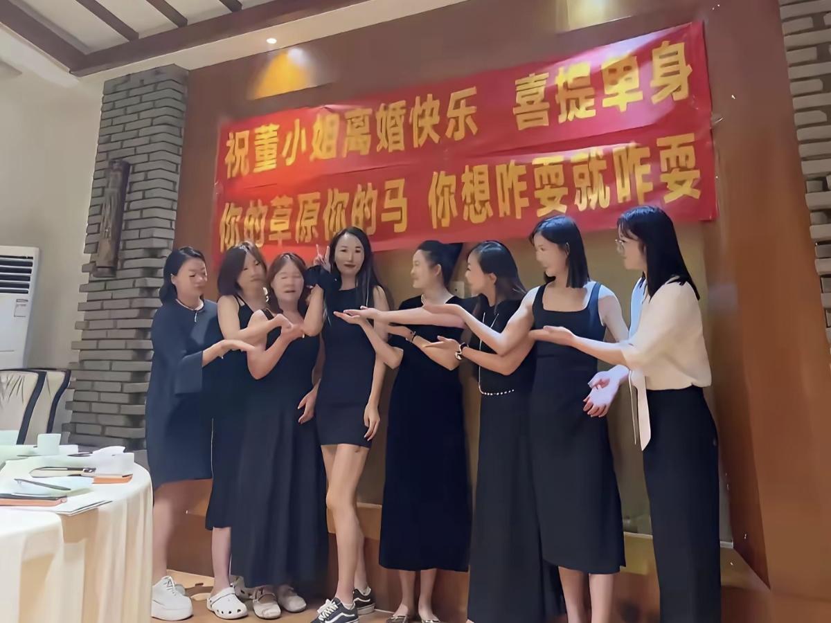 “这排场比考上清华还张扬？”女子离婚，一群闺蜜高调拉还横幅庆祝，画面酷似大型“招