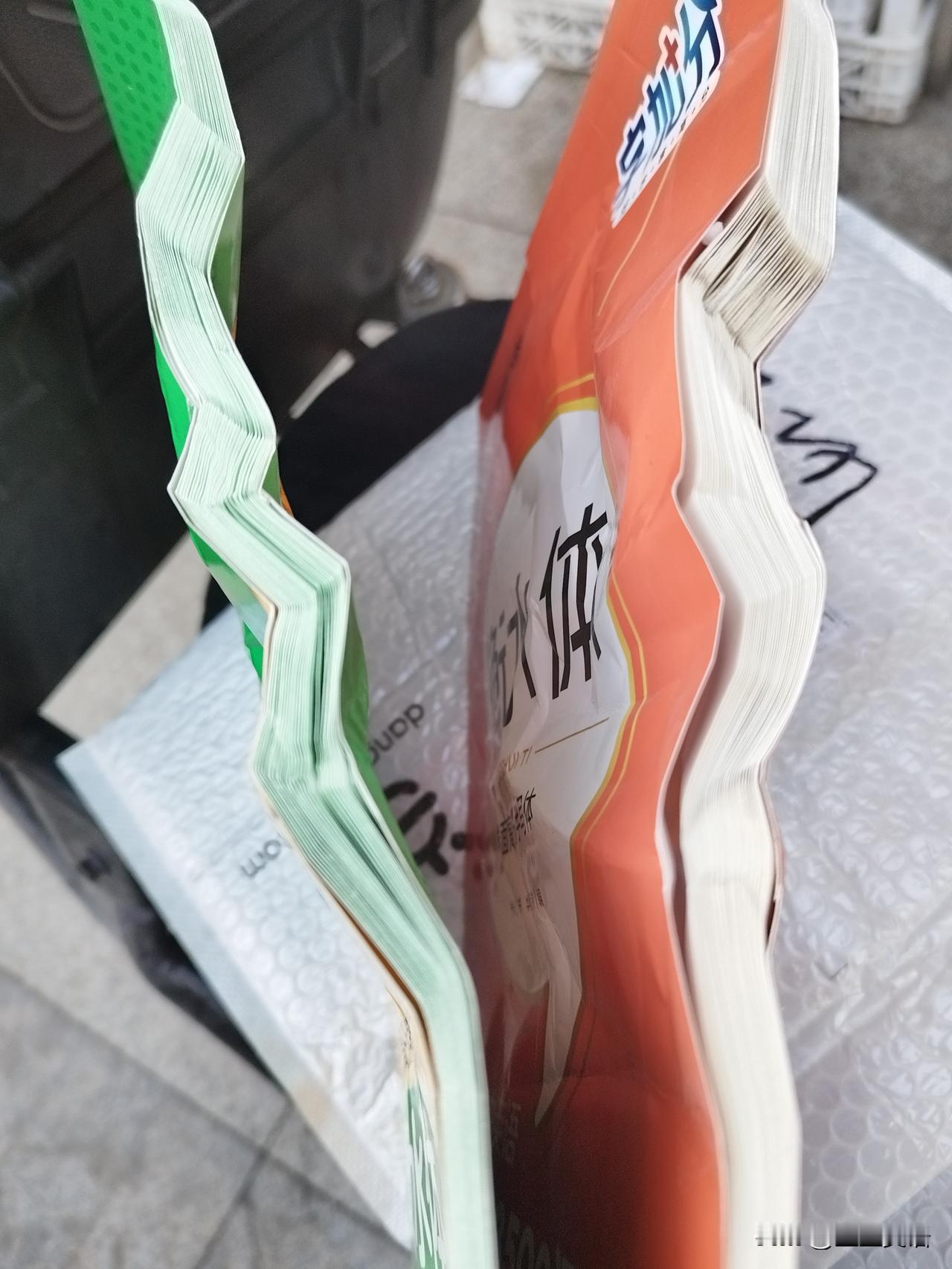 某宝今天发来的快递，无法想象这个快递在路上遭遇了什么？变成这种折折角的样子，这是