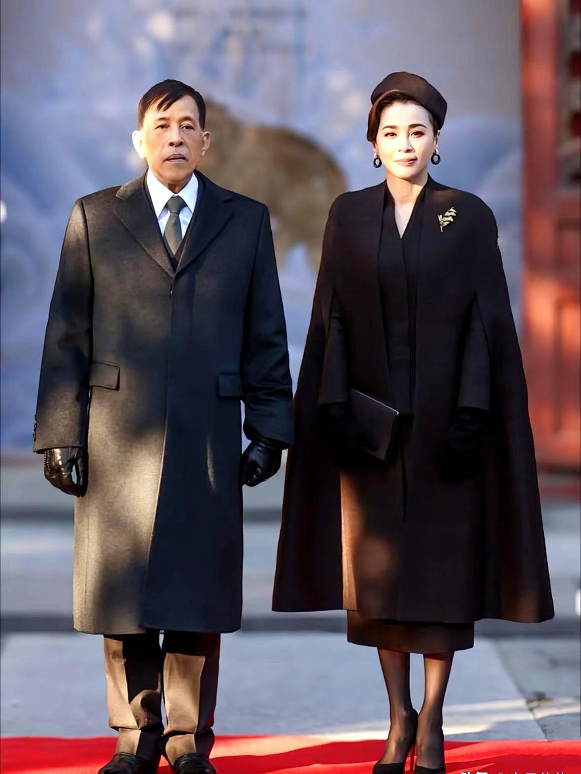 北京这两天降温刮大风，冷得人直缩脖子。泰王玛哈和王后苏提达来故宫参观，应对天气的