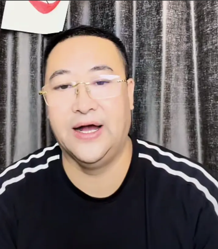 老杨今晚说到这个裁定书的事情！老杨说大娘：告她民分分钟钟的事，我们不是告她民