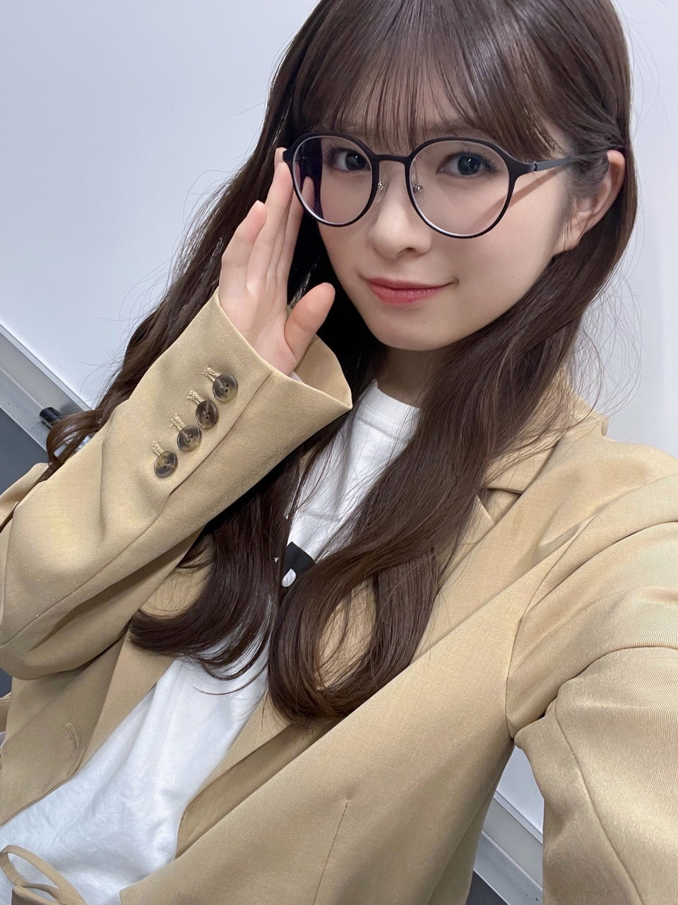 小川彩「メガネ新しく作りました(´⚯`)すっごいよく見える✌🏻ビリヤニ!!なん