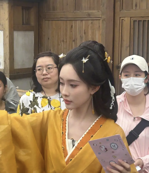 孟子义古装片场送粉丝卫生巾超贴心