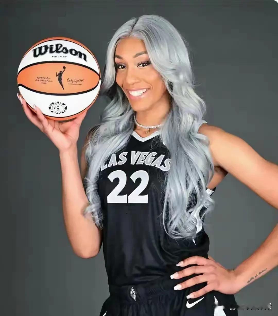 这次可不是高攀NBA球员！而是NBA的球员高攀了！按理来说，像阿德巴约
