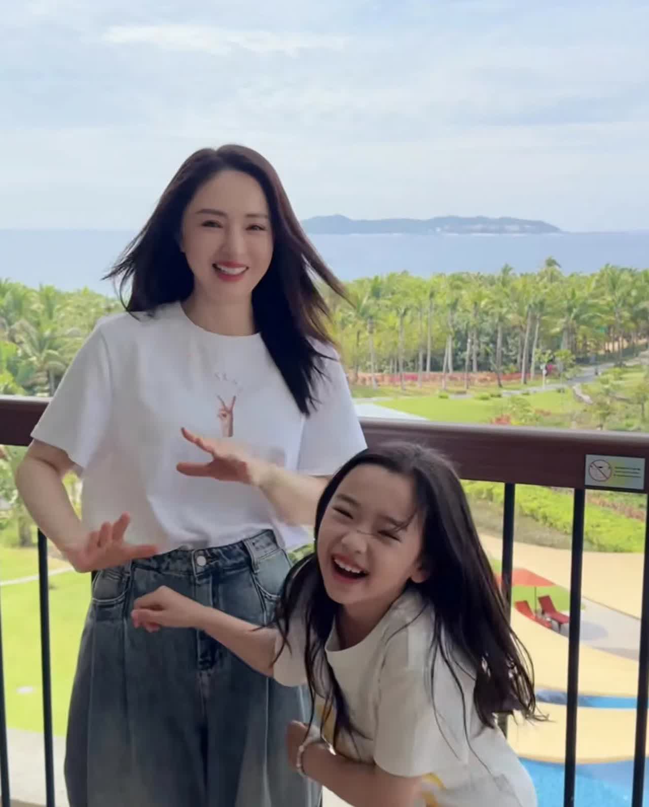 董璇在综艺里说，再婚后和丈夫选择分居生活。原因是，9岁的女儿小酒窝正处于性别意识
