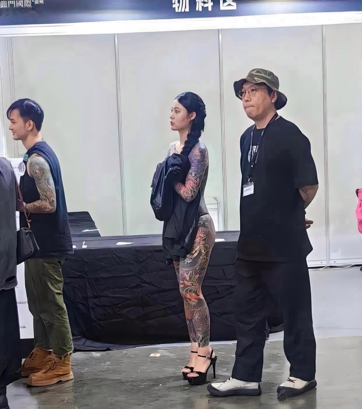 第一眼还以为穿着衣服，凑近一看才发现，满身都是纹身！纹身师把皮肤当成画布，效果