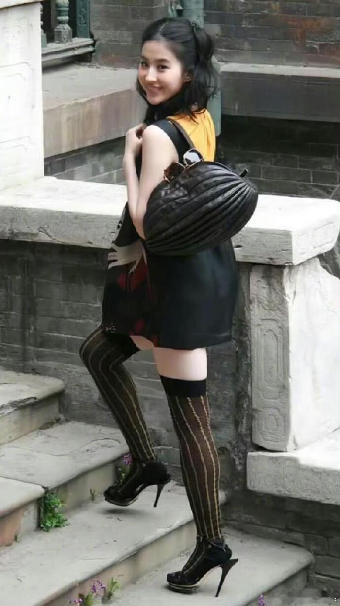 刘亦菲从小就告诉大家，只要有脸好看，衣服随便穿