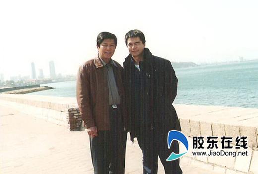 许亚军个不高，但自信一直写在脸上，看他和别人合影，明显他气场更强大。