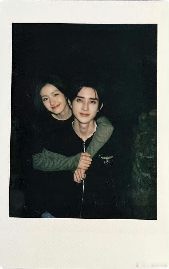 不中了，敖瑞鹏李兰迪这两张照片各有各的风味，好可爱😖​​​​