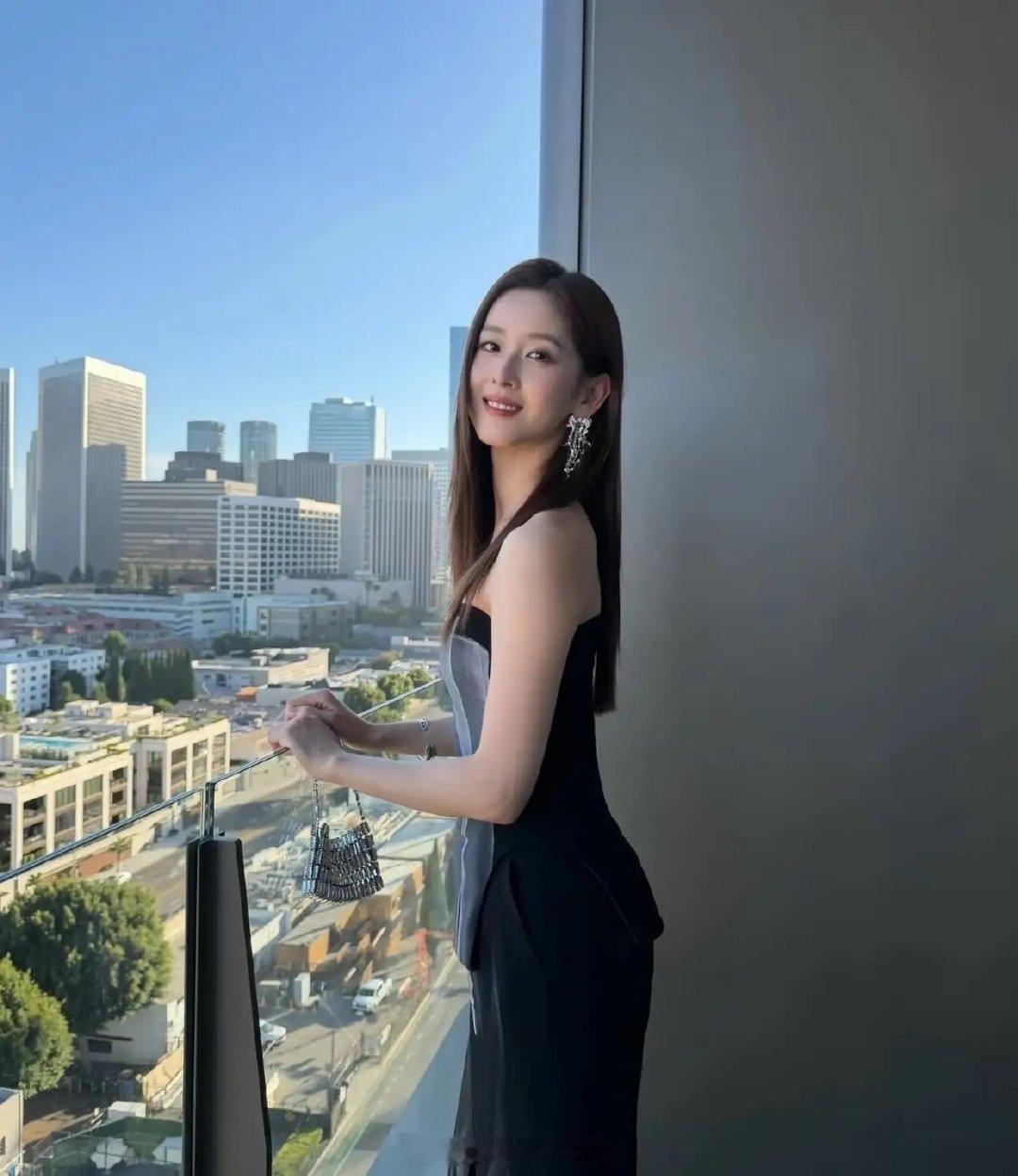 章泽天晒照，她在洛杉矶参加知名艺术馆开幕活动，心情超好！她这完全是上流社会贵妇的日常啊，逛各种艺术馆