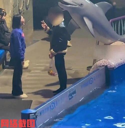 大连海洋馆内有男子在此吸烟不听劝。可让男子没有想到的事，刚刚自己还觉得吸根烟