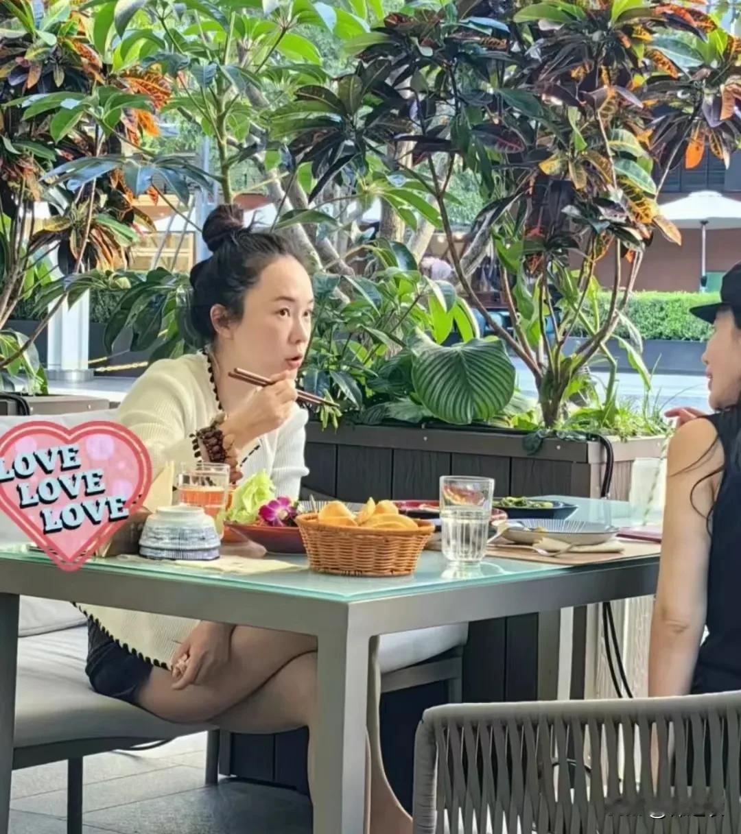 霍思燕现今已经是一个小富婆了，她不拍戏，不上综艺，也能过得非常的潇洒和自在，毕竟