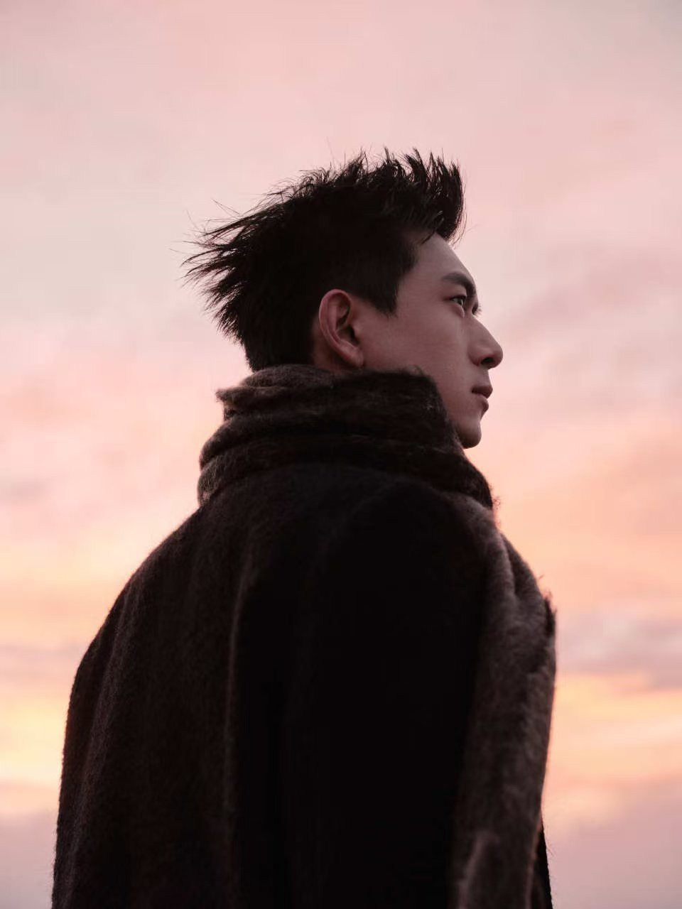 李现重回内娱上班状态夯爆了李现这种从容不迫的状态是爬山爬出来的吧，不急不躁刚刚