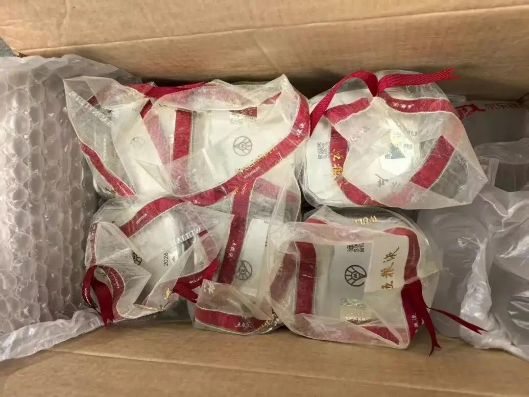 上海，3名快递小哥送15箱茅台和五粮液上门，谁料，收货的夫妻俩既不拆箱，也不不验