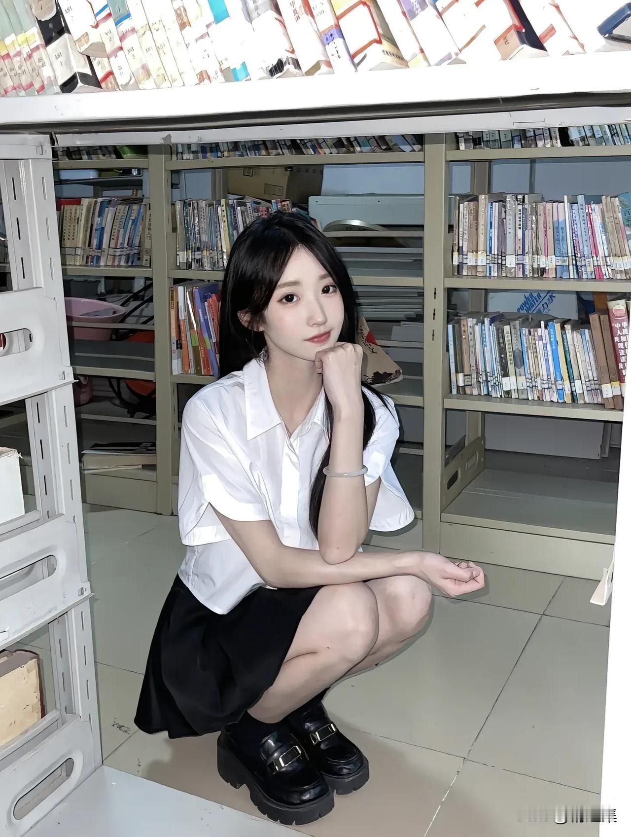 图书馆里的小仙女，静谧的阅读时光📚✨