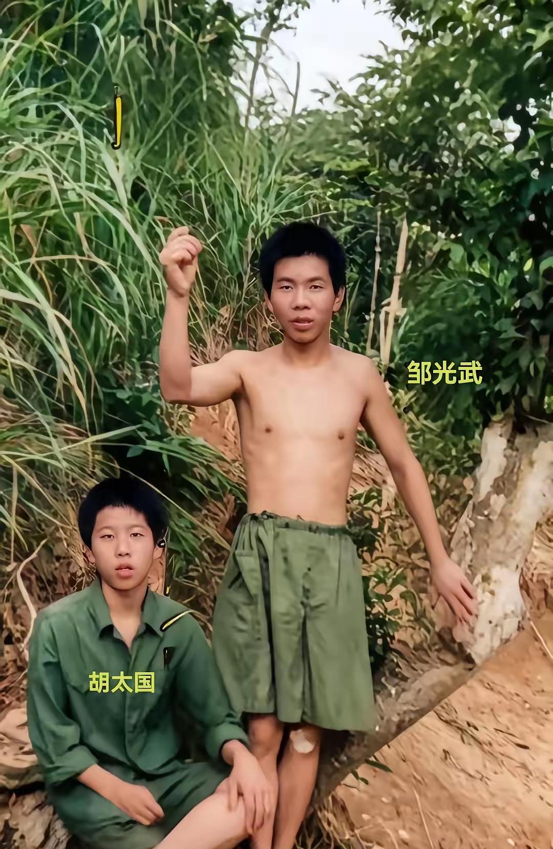 1988年老山那拉口C46前沿阵地，这张合影看哭无数人。站着的邹光武、坐着的