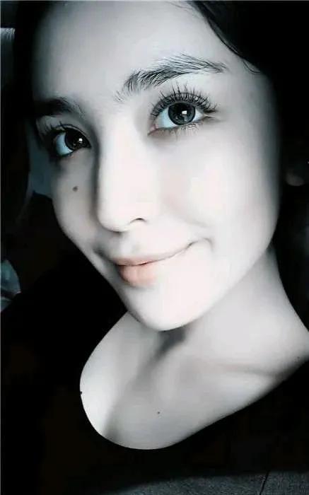 古力娜扎这两张早期照片，混血感好强，这睫毛是原生态的吗？逆天了。#古力娜扎#
