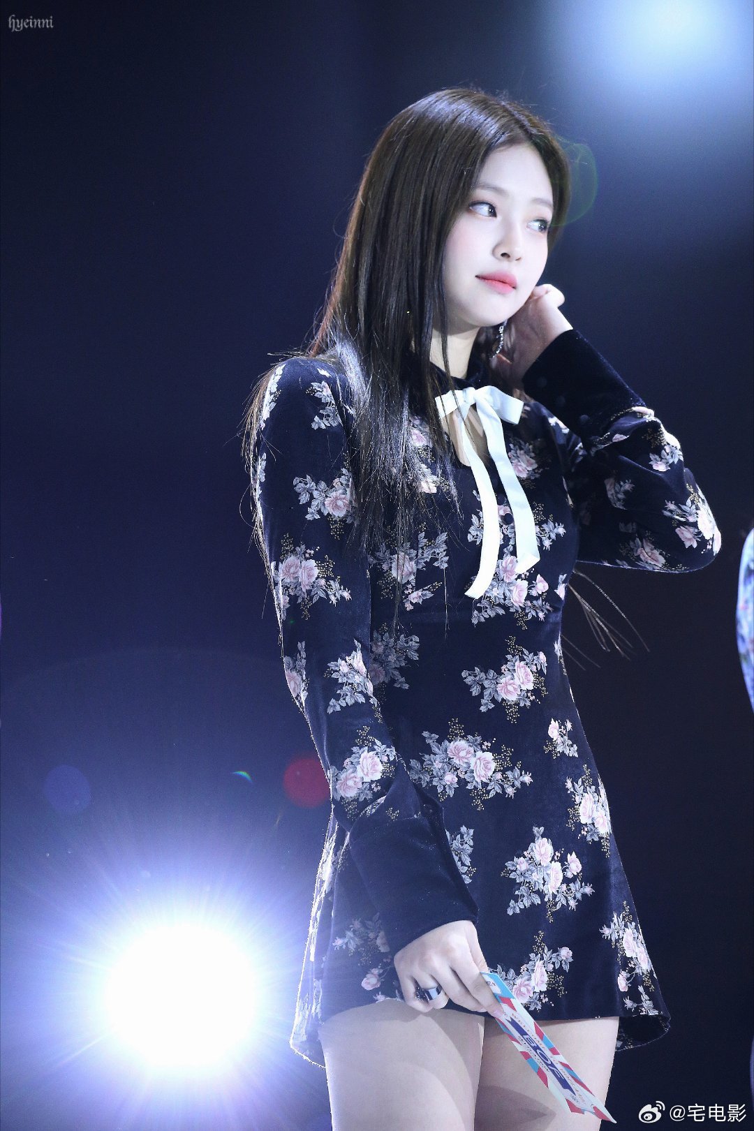 Jennie手抖 能够感受到现场巨大的压力，即便身体出现紧绷的状态，Jennie