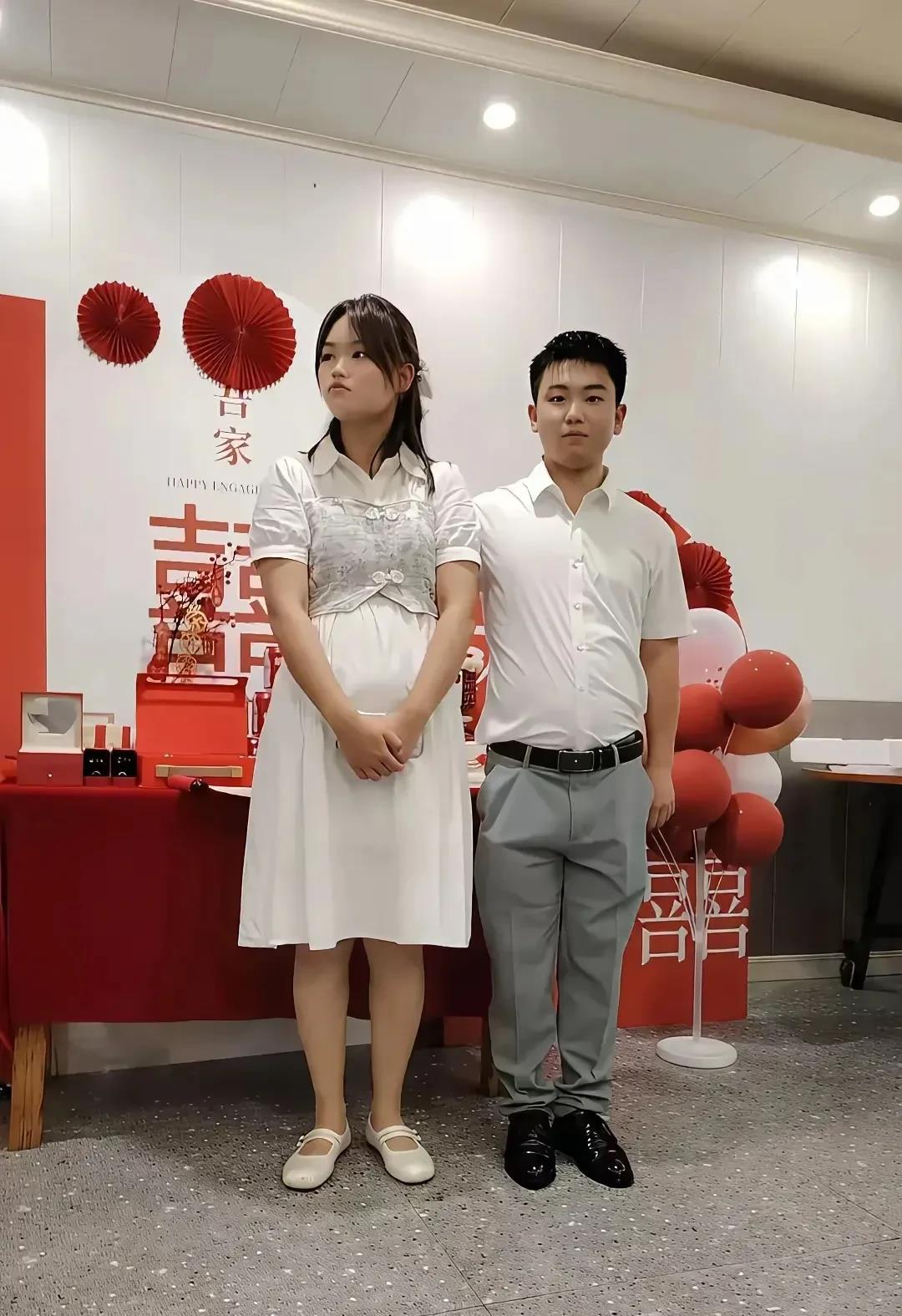 看女的表情好像不是很愿意，还是害羞呢？