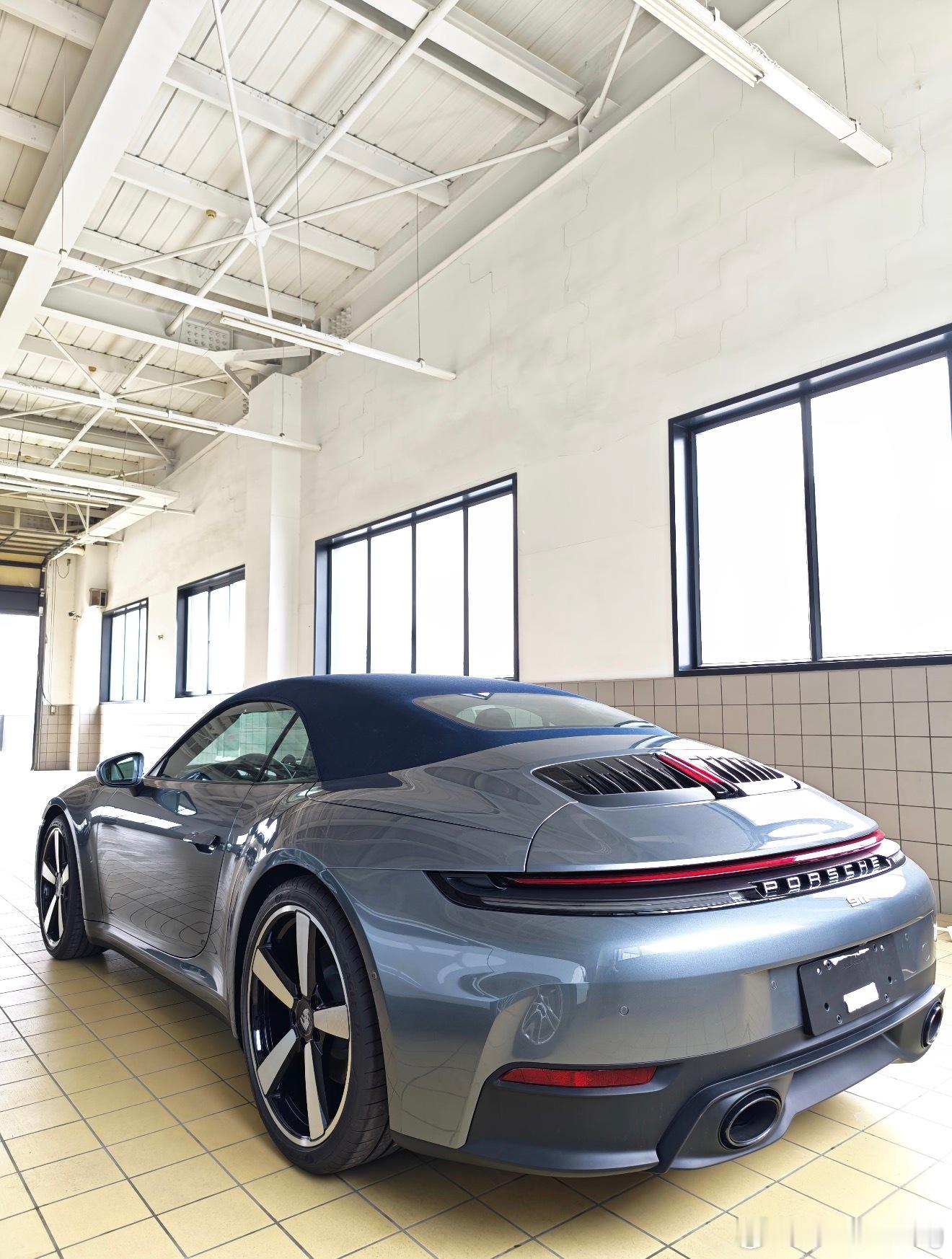 保时捷911银钒灰敞篷跑车指导价1751500元含豪车税对，这车等于没