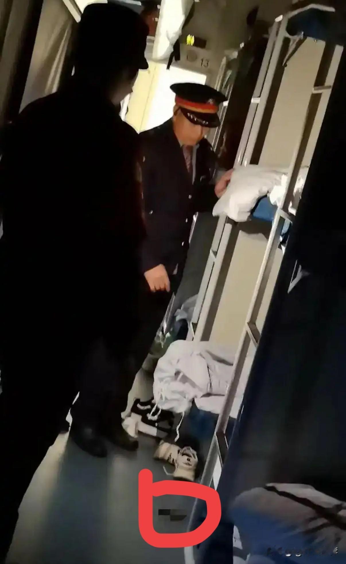 11月22日晚，由郑州客运段值乘的K165次列车上发生令人错愕一幕：一名处于严重